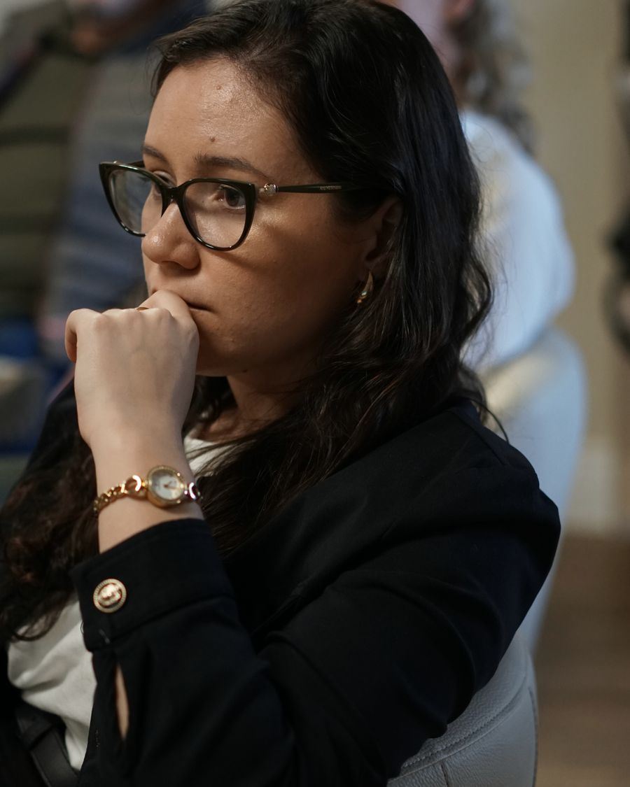 CEO ouvindo durante uma sessão do Comitê de Crescimento
