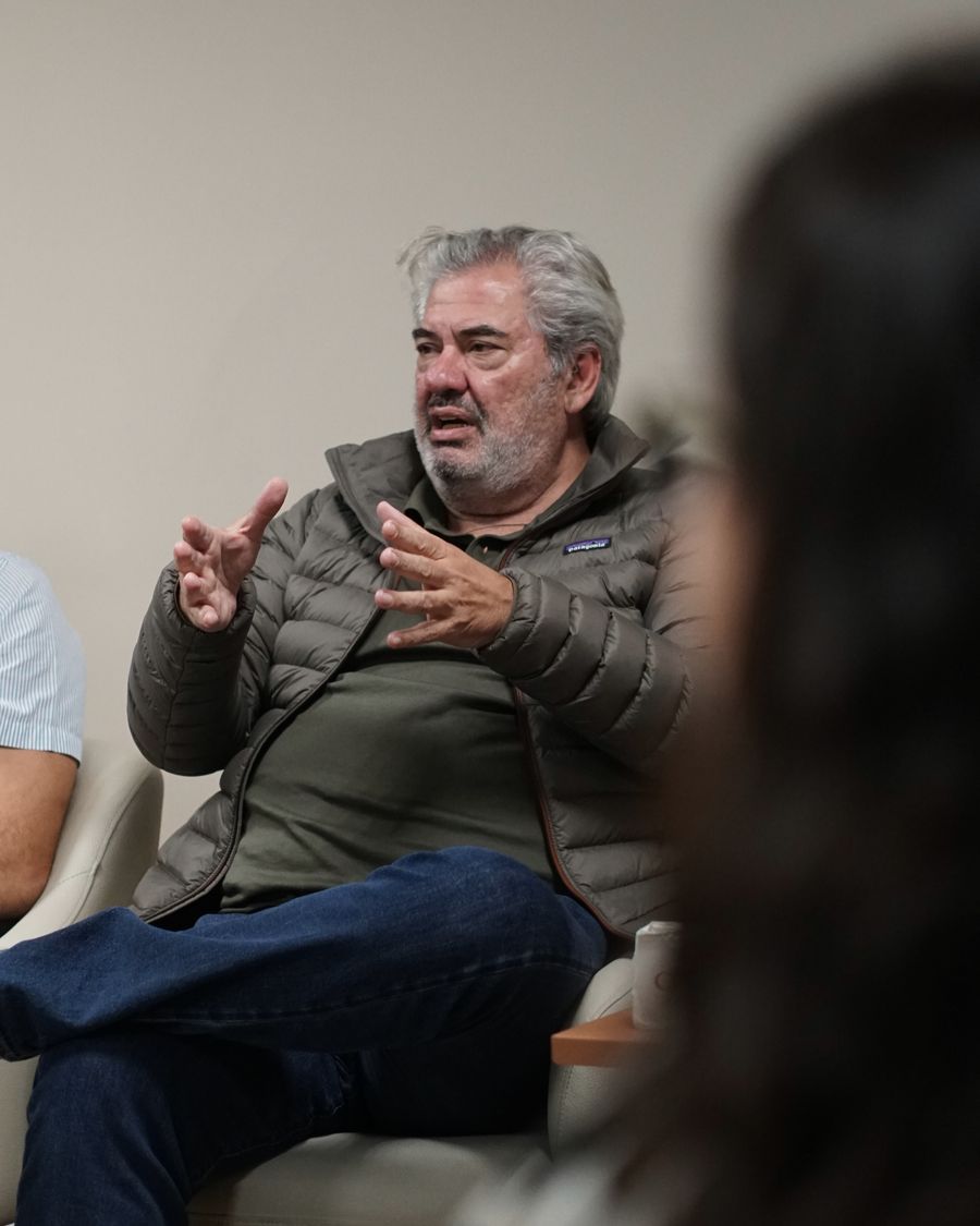 Conselheiro compartilhando uma perspectiva durante o comitê