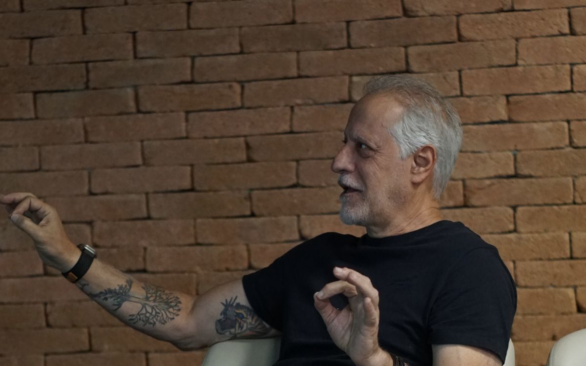 Conselheiro falando durante o comitê